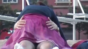 Una bruna di 30 ragazze nude e belle anni con tette di silicone voleva un cazzo per il figlio di puttana della sua sorellina