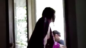 La bionda si sedette sul cazzo del suo amante con un preservativo su di lui per trasferirlo al collo un po più splendide ragazze nude tardi