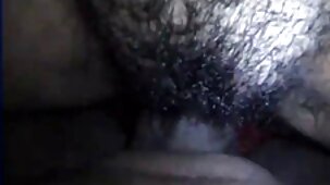 Inserito un dildo enorme nel culo di belle vecchie nude una donna durante il sesso