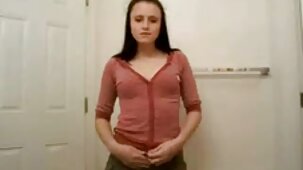 Masturbandosi la sua ragazza con le dita tette belle nude fino a un vero orgasmo