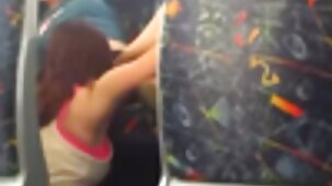 A causa della pandemia, una ragazza russa ragazze nude belle con una coda di cavallo scopa solo a casa con suo marito e nessun altro
