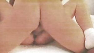 Ogni giorno, una bruna si donne nude e belle masturba la figa in primo piano in chaturbate privato