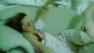 Bella donna diligentemente piace il suo amico nudi di belle donne davanti alla telecamera