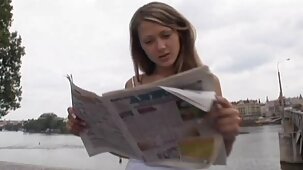 La mamma belle tette nude nei suoi vestiti ha fatto un bel pompino, permettendogli di sborrare in bocca