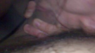 Ad un appuntamento con uno stronzo, belle mulatte nude un nerd è venuto in calzamaglia in una grande maglia, come una puttana
