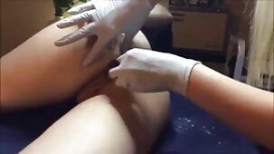 Cattivo bionda mostra belle donne di colore nude il suo cavallo peloso