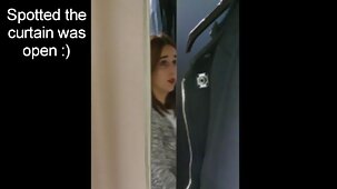 Spudorato pubblico lampi di seni nudi e la vagina di belle modelle nude un modello magro