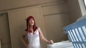 Una bruna con grandi capezzoli infila ragazze belle nude un dildo dorato in un buco peloso