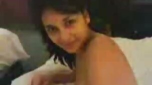 Il modello di webcam è seduto su belle donne nude gratis un fallo artificiale