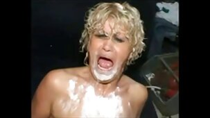 Gruppo belle ragazze nude video di passioni orali di una bionda matura in un nightclub