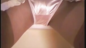 Una ragazza donna bellissima nuda con una figa pelosa ha un film sul sesso anale close-up della sua ragazza