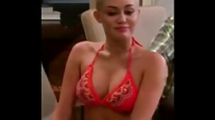 Grasso infermiera in collant nudo si masturba sul pavimento con un ragazze belle e nude dildo