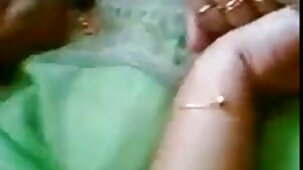 Un fresco bruna dà un pompino a casa per un ragazzo con un grosso belle nude gratis cazzo