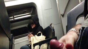 I giovani sposi sono andati al bagno per lavarsi e belle attrici nude fare sesso