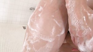 La bellezza glamour di un ragazzo più anziano ha bisogno di un massaggio bella mora nuda erotico