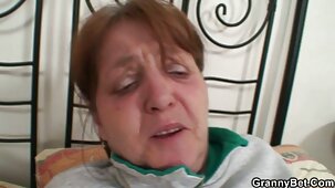 Una bruna con gli occhiali dà il suo nuovo belle tette nude vicino di casa un pompino per la prima volta