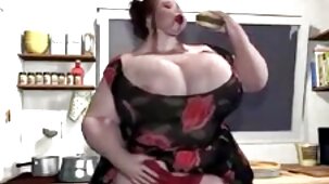 Mentre un bbw sta scopando con un uomo, la seconda madre e un amico si masturbano video di belle donne nude per una coppia
