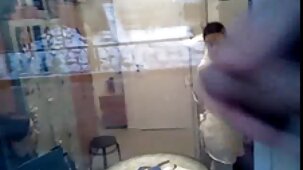 Una coppia di amanti russi ha preparato donne belle e nude il sesso duro in bocca per le riprese nel porno fatto in casa
