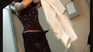 Spagnolo bruno in pantaloncini di jeans belle signore mature nude ha mostrato tutto il suo temperamento anale