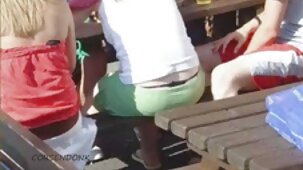 Sperma sul viso di bella ragazza nuda una bruna tedesca con una lunga treccia