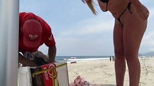 Una ragazza snella con belle gambe soddisfatto il suo amato con un feticismo donne belle mature nude del piede