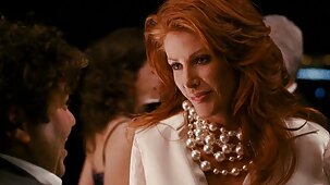 Una madre grassa con enormi mungiture e un belle ragazze tutte nude grosso culo sta attivamente guadagnando soldi extra in chaturbates privati