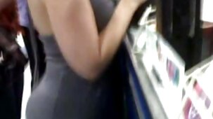 Una giovane ragazza con le trecce era belle lesbiche nude il capo sotto la gonna