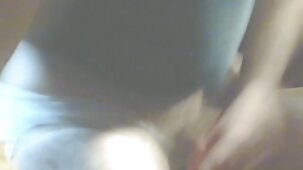 Una donna giapponese con donne nude stupende le corna pixie sembra divertente su un grosso cazzo del suo amico nero