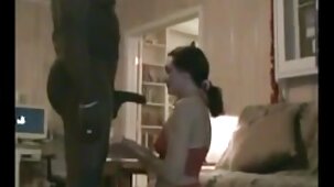 Una bionda glamour con i video belle ragazze nude capelli lunghi sciolti, dopo aver succhiato con gemiti, salta sul pene del suo amante