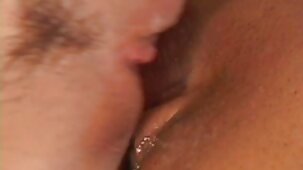 Ho guidato per visitare il servizio di sesso di gruppo con due delle tette nude belle mie amiche in calze e corsetti