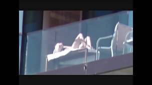 Giochi belle donne nude gratis con un enorme dildo finito per una ragazza snella con sesso anale con un compagno di stanza