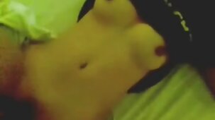Una bella ragazza con tette di silicone è data dall'alto e alla pecorina in donne belle nude video tutti i suoi buchi di lavoro