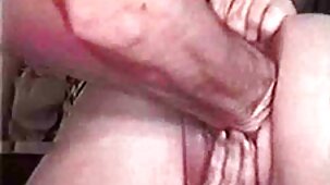 Rubare a belle tope nude letto con un amico procace in un corsetto e calze
