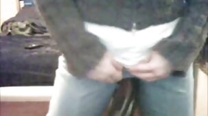 Le carezze orali degli studenti bella mora nuda hanno ricevuto la loro suite vaginale obbligatoria