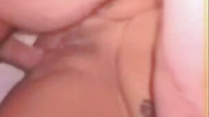 Dai capelli rossi barbuto uomo soddisfa due brune sul divano ragazze belle nude