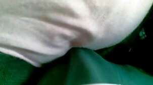 Debutto sessuale davanti a una ragazze belle nude videocamera di uno studente abbronzato in un top rosa
