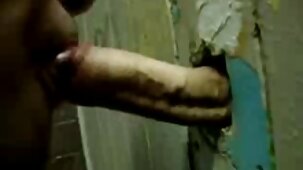 Una bruna in donne con belle tette nude un corsetto fa un pompino bagnato a suo marito e al suo amico