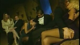 Una bionda affascinante persuase la sua ragazza e il suo fidanzato ad avere un trio donne nude bellissime