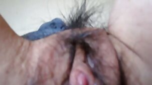È più conveniente per una casalinga fare sesso con un amante in cucina in modo che belle modelle nude dopo aver scopato continuino immediatamente a pulire