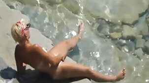 Mi piace mettere la mano nella donne belle del mondo nude vagina di una donna quasi fino al gomito