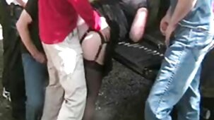 Una giovane donna asiatica in mini pantaloncini succhiato il suo fidanzato cazzo, e lui belle porche nude le ha dato un cunnilingus