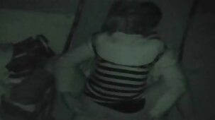 Gli uomini hanno belle troie nude preso una giovane puttana per loro e sono andati nelle loro stanze per scoparli