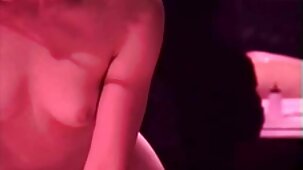 Dopo essersi masturbata con un dildo e aver fatto sesso con un compagno di stanza, la ragazza dimostrerà la sua apertura angelica bella nuda anale