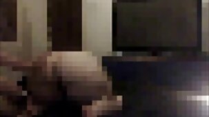 Pubblico assolo di una ragazza femmine belle nude russa con un pube rasato sulla sabbia calda