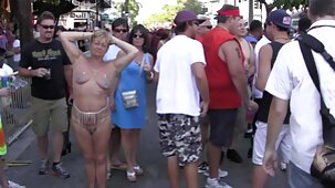 Il magnaccia di un maturo e magro slut guarda il suo dare un pompino a un cliente belle poppe nude