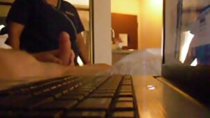 Una ragazza bianca lecca le palle ragazze belle nude di un uomo nero e deepthroats