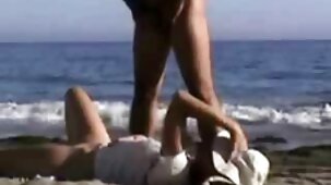 Un uomo bianco ha approfittato delle opportunità di gola profonda di una familiare donna nera dai capelli ragazze nude belle corti