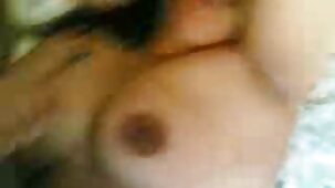Brutale copulazione di una piccola bionda con seni eretti e il ragazzo del donna più bella del mondo nuda vicino