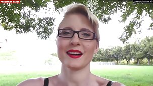 Una donne nude belle ragazza gotica dedica ogni spogliarello all'immortale Conte Dracula