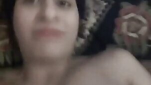 La ragazza si diede al suo ragazzo rookie alla vigilia ragazza bella nuda del suo invio all'esercito
